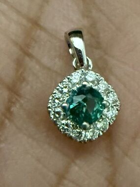 Stunning 18k white gold, diamond and natural Emerald Pendant
